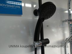 Detail černé ruční sprchy