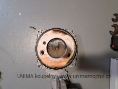 zničený přední izolační panel